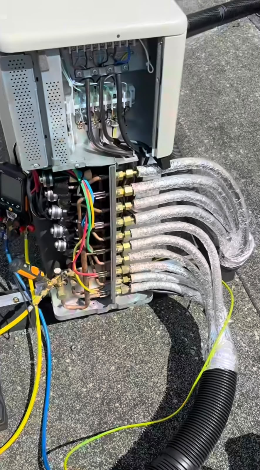 Raccordement frigorifique d'une pompe à chaleur multi-split en cours d'installation