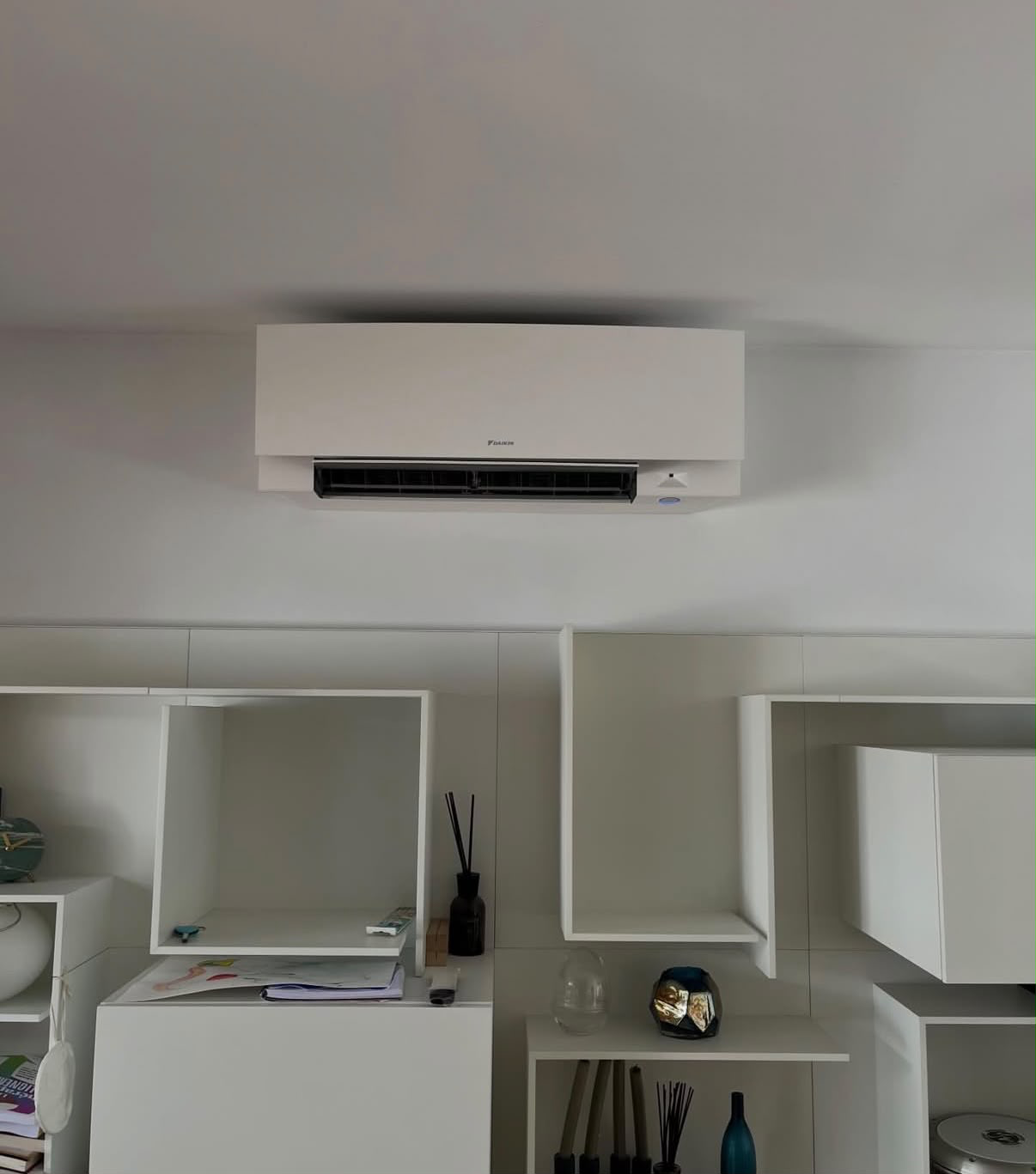 Unité murale de climatisation Daikin installée dans un salon moderne